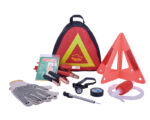 KIT DE EMERGENCIA CARSO A2409 NEGRO (PASA CORRIENTE: PLÁSTICO PVC - ALUMINIO-- LINTERNA: PLÁSTICO ABS -- MEDIDOR DE PRESIÓN: PLÁSTICO ABS- METAL -- IMPERMEABLE: PLÁSTICO -- GUANTES: POLIÉSTER -- BOLSA: PLÁSTICO PVC -- ESTUCHE: POLIÉSTER 600 D - A2409.02 -  ARTICULOS PROMOCIONALES) - Imagen 3