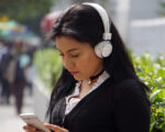 AUDÍFONOS BLUETOOTH MANOS LIBRES DE DIADEMA AJUSTABLE JANGLE A2432 BLANCO (PLÁSTICO ABS - A2432.01 -  ARTICULOS PROMOCIONALES) - Imagen 2